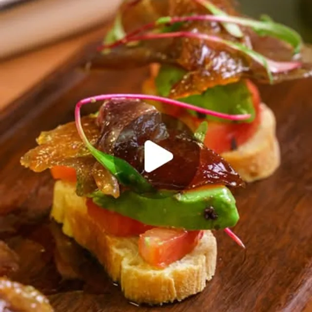 Nuestro Muchame de atún, para disfrutar sin prisa. Láminas de Atún curado, con aceite de oliva extra virgen de Tacna,, tomate y palta fre...
