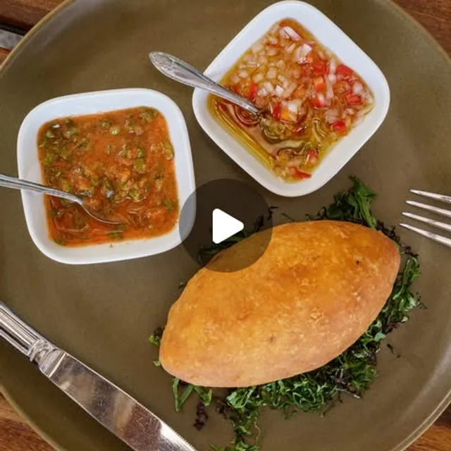 🥔 Un clásico para empezar la semana. Nuestra Papa Rellena, dorada por fuera con generoso relleno de carne picada, huevo duro, pasas y un...